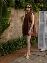 Vestido corto gris con bordado floral en el frente, corte holgado y mangas cortas.