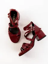 Sandalias negras de charol con tiras cruzadas y hebilla al tobillo. Tacón cuadrado. Marca Anita.