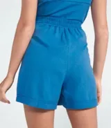 Short azul de tejido viscolino con cordón en la cintura.