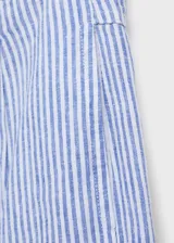 Pantalón de lino a rayas verticales azules y blancas, de corte wide leg, tiro medio, con trabillas, cierre de cremallera y botón, y dos bolsillos laterales.
