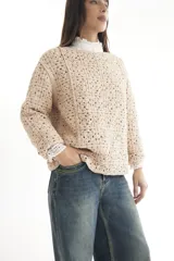 Sweater de tejido crochet color beige, de corte holgado y mangas largas con puños de encaje.