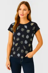 Remera marrón con estampado de ramas, corte holgado y mangas cortas.
