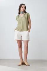 Blusa verde oliva de lyocell con cuello en V y mangas cortas.