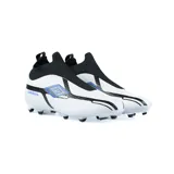 Championes de fútbol Umbro Fuzion, color negro, sin cordones, con cuello de tobillo tejido y suela con tapones para césped. Logo de Umbro en blanco en el lateral.