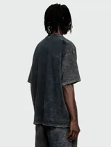 Remera Diesel de corte holgado, color negro con efecto gastado y logo pequeño en el pecho.