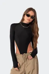 Body negro de lycra con cuello alto, mangas largas con orificio para el pulgar y aberturas en los laterales de la cadera.
