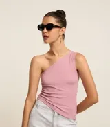 Blusa de microfibra color rosado, con escote asimétrico de un hombro y fruncido lateral.