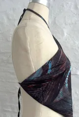 Top marrón con estampado abstracto en tonos azules, con tiras para atar en el cuello y la espalda.