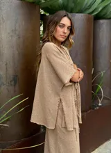 Saco tejido en hilo de lino color gris jaspeado, con mangas 3/4 y lazos para atar en el frente.