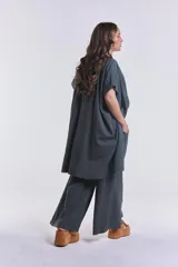Camisola verde grisáceo de tencel con cuello camisero, mangas cortas con dobladillo y cierre frontal con botones.