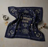 Pañuelo cuadrado azul marino con estampado de calaveras, rosas, dados, anclas y otros motivos de estilo rockero.