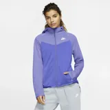 Campera Nike Sportswear Windrunner Tech Fleece de mujer, con capucha y cierre frontal completo. Diseño bicolor en tonos lila y azul. Logo de Nike estampado en el pecho.