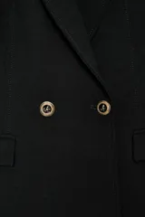 Blazer cruzado color beige, de manga larga, con cuello solapa y forro interior negro. Presenta cierre frontal con botones dorados y bolsillos de vivo en el pecho y bolsillos con solapa en el delantero.