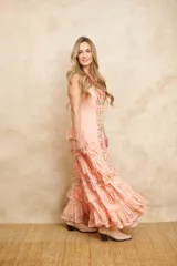 Vestido largo color salmón de algodón con breteles finos regulables, bordado con flores y volados.