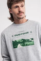 Buzo gris de felpa con cuello redondo y estampado frontal con la palabra "DUOTONE" y un paisaje.