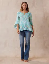 Blusa de gasa estampada marca Ruby Rd. con cuello redondo, escote en V con aplique metálico, delantera con sobre capa y terminación asimétrica. Manga ¾ amplia.