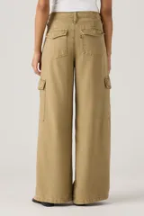 Pantalón cargo color arena, de corte amplio, con bolsillos laterales y cinturón con hebilla metálica.