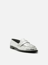 Mocasín plateado con textura de cocodrilo, suela plana negra y antifaz clásico.
