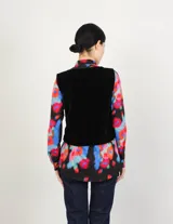 Top sin mangas de terciopelo azul marino con escote bote.