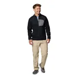 Campera polar negra con cierre frontal, cuello alto y bolsillo gris en el pecho.