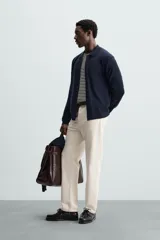 Camisa azul marino de punto con mezcla de lyocell, corte regular, cuello solapa y manga larga.