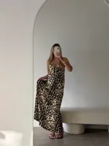 Vestido largo con estampado animal print de leopardo, escote en V y tirantes finos.