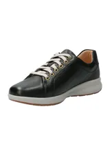 Zapatilla urbana de cuero color dorado, con cordones y suela blanca.