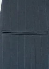 Vestido corto con estampado de raya diplomática, cuello redondo y sin mangas. Presenta detalle de pinzas, diseño evasé, cierre de cremallera invisible en la parte posterior y dos bolsillos de ribete en la parte delantera.