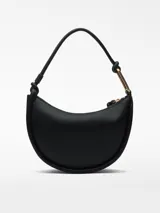 Bolso de hombro negro con textura granulada. Tiene un compartimento con cierre de cremallera, asa tubular con pieza metálica y logo grabado.