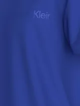 Remera azul de algodón con cuello redondo y logo Calvin Klein Jeans bordado en el pecho.