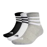 Pack de tres pares de medias Adidas de caña baja, con las icónicas tres tiras en contraste y logo de la marca. Incluye un par negro con tiras blancas, un par blanco con tiras negras y un par gris con tiras blancas.
