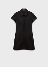 Vestido corto negro con cuello camisero, cierre frontal con cremallera, mangas cortas y corte entallado.