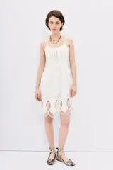 Vestido corto blanco de algodón con breteles finos y detalle de encaje en el ruedo.
