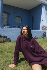 Sweater de punto color borgoña con cuello redondo y bordado de durazno en el pecho.