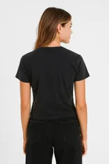 Remera negra de algodón con cuello en V, manga corta, corte holgado y estampado frontal con la frase "Life is not a race" en color naranja.