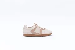 Zapatillas Magnolia de cuero color borgoña con detalles en rosa pastel y suela color caramelo.