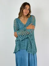 Top tejido crochet color beige, con escote en V y mangas largas acampanadas.