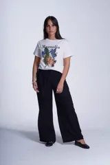 Remera color borgoña de corte recto y cuello redondo, con estampado de una flor de magnolia y texto en blanco.