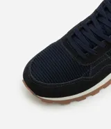 Championes de hombre marca Viko, estilo jogging, color azul marino y negro, con cordones y suela de goma. Confeccionados en material sintético con textura y recortes.