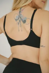 Soutien maternal color beige de algodón suave, con contorno reforzado, broches de acceso para lactancia y breteles regulables.