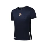 Camiseta de fútbol azul marino para niño, con cuello redondo y mangas cortas. Presenta el escudo del Real Madrid bordado en el pecho y detalles de líneas diagonales en el tejido.