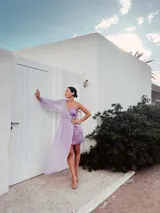 Vestido largo azul marino con un hombro descubierto, manga larga abullonada y falda irregular con sobrevestido de crepé.