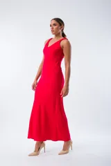 Vestido largo rojo de algodón, con escote en V y corte ajustado.