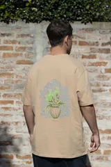 Remera blanca de algodón con cuello redondo y mangas cortas. Estampado en la espalda con un jarrón con flores y la palabra 'tuya'.