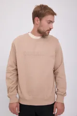 Buzo color beige de manga larga con cuello redondo y puños acanalados. Interior suave con acabado cepillado y estampado en relieve con efecto tridimensional.