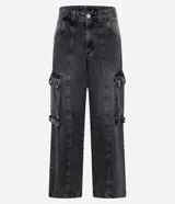 Pantalón recto de jeans color gris oscuro, con bolsillos cargo laterales y cintura con trabillas.