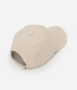 Gorra de sarga color beige con visera curva y bordado frontal con la palabra "artist" en negro.
