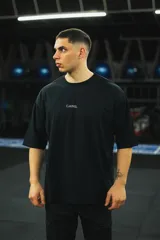 Remera negra de algodón, corte oversize y mangas cortas. Estampado frontal con la palabra "GAINS." en color blanco.