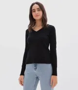 Blusa de punto negra con escote en "V" y mangas largas.