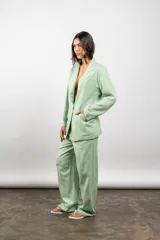 Blazer verde menta de lino, con solapas y bolsillos delanteros.
